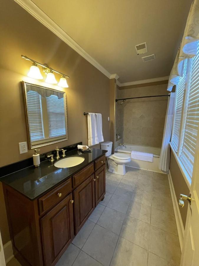 Versailles The Woodford Inn المظهر الخارجي الصورة