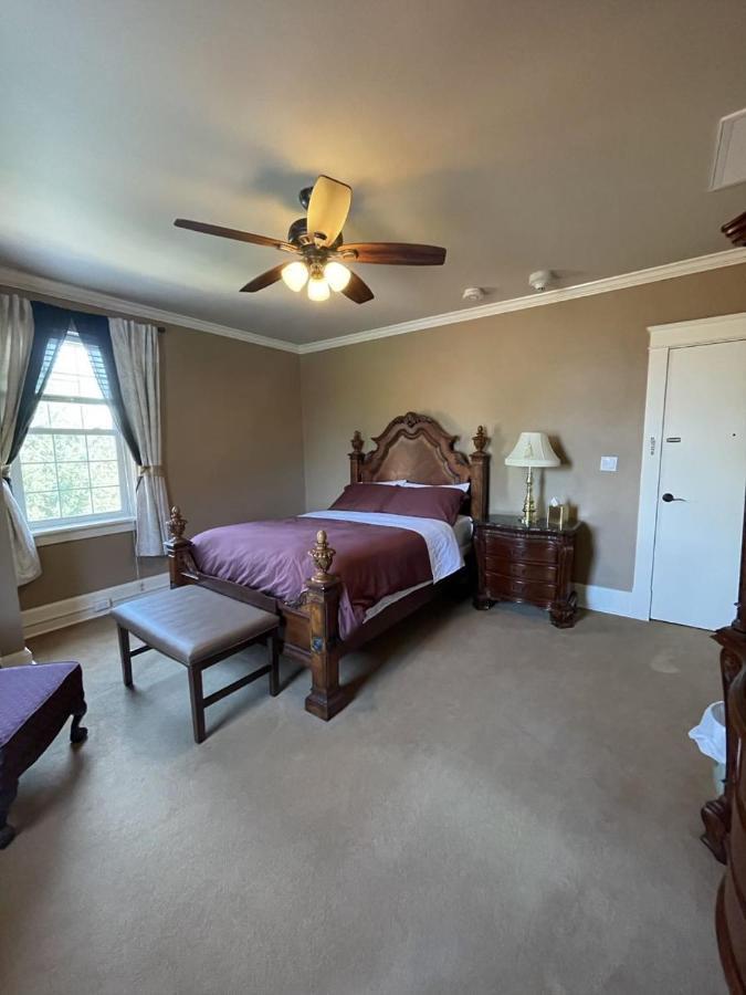 Versailles The Woodford Inn المظهر الخارجي الصورة