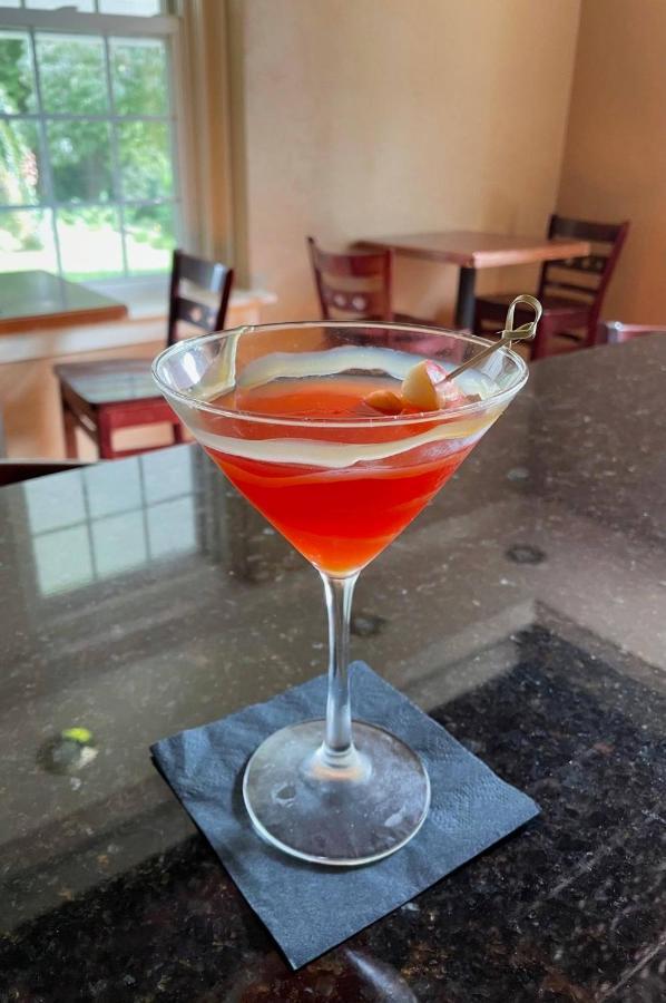 Versailles The Woodford Inn المظهر الخارجي الصورة