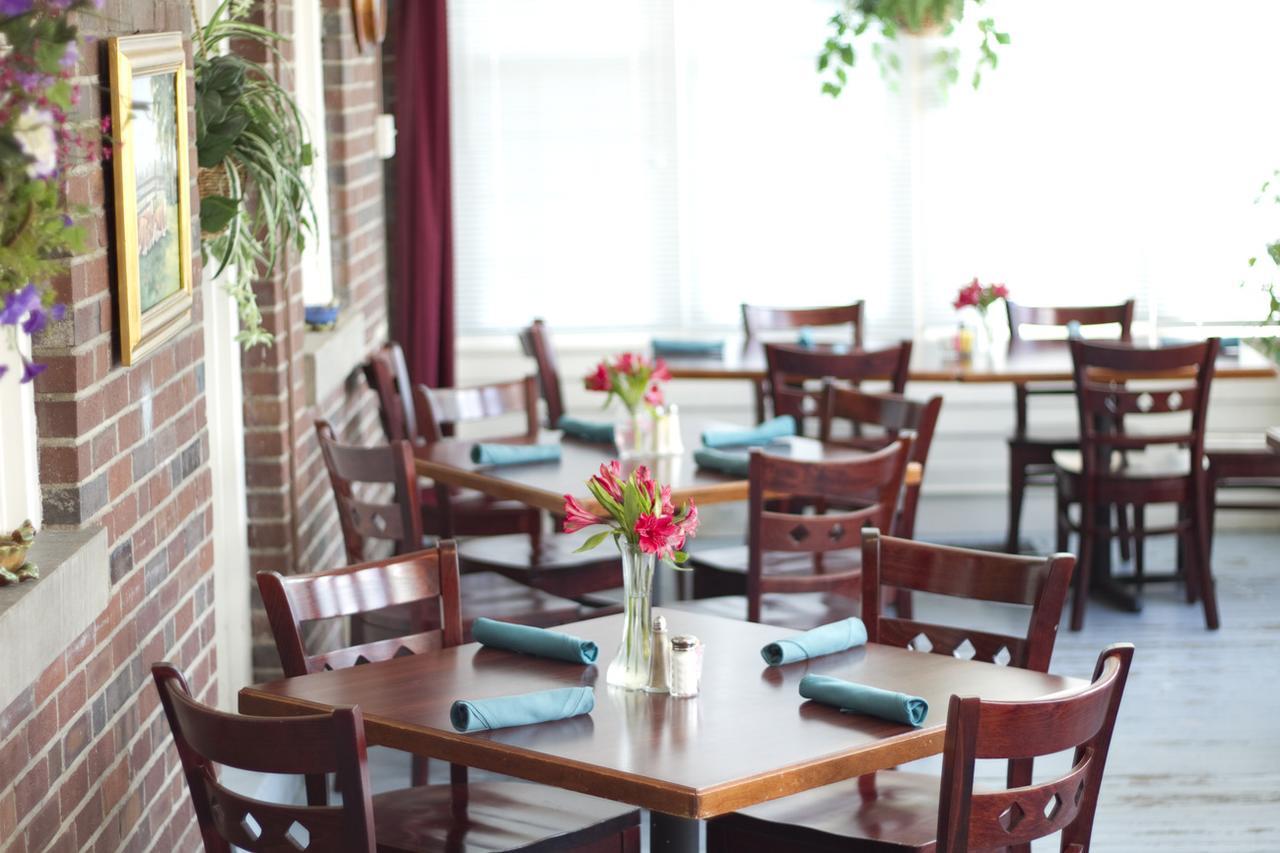 Versailles The Woodford Inn المظهر الخارجي الصورة